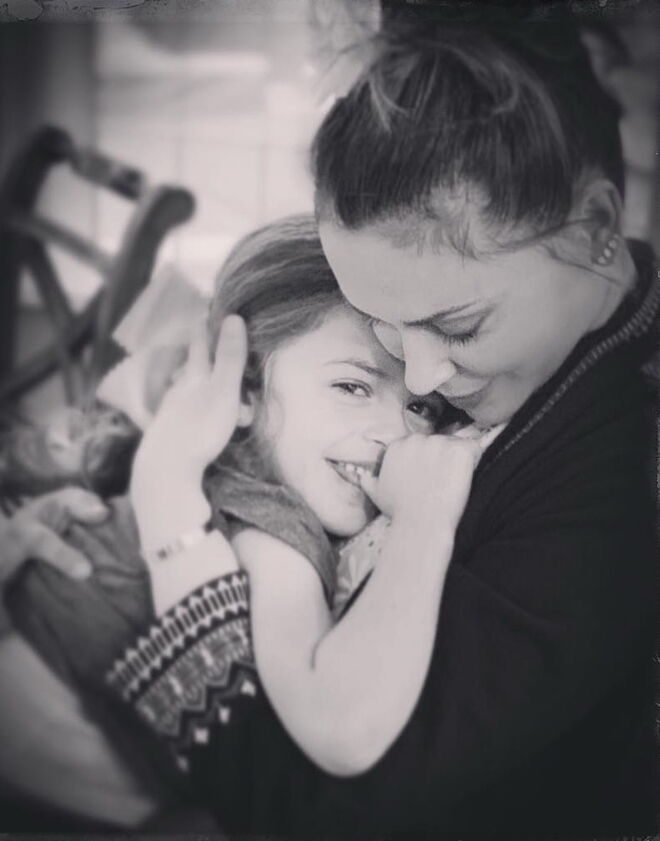 Alyssa Milano foi mãe aos 44 anos