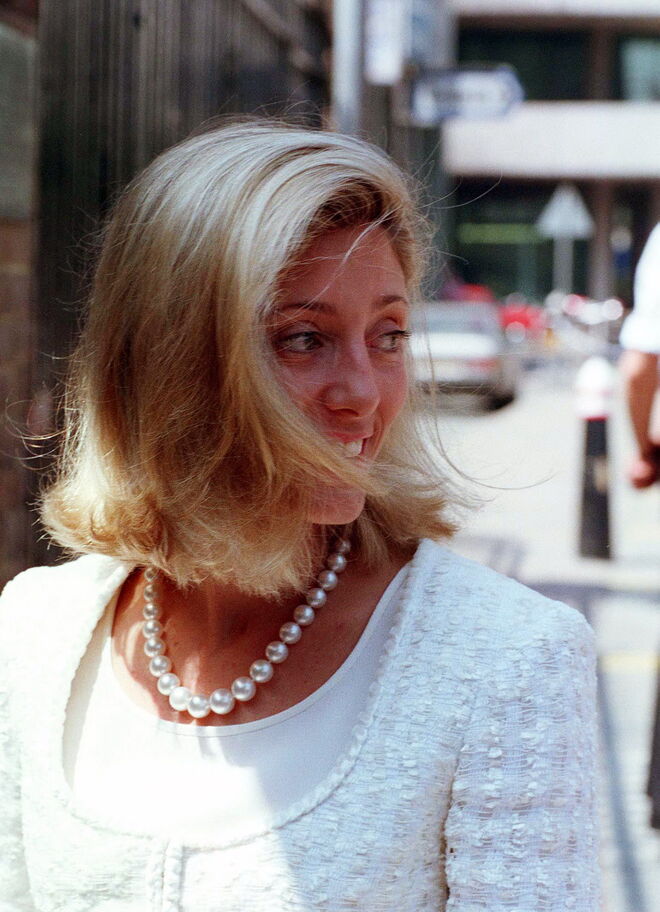 Maria Chantal Miller casou com Pavlos, Príncipe Herdeiro da Grécia, em 1995.