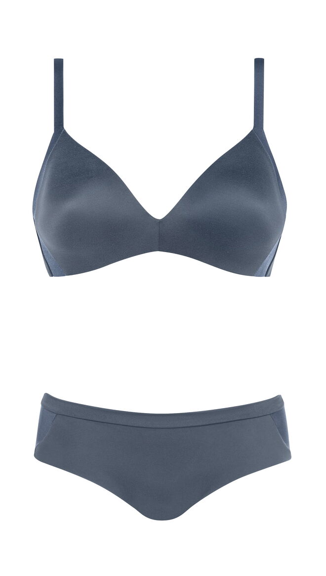 Cueca, €14,90, soutien, €39,90, Triumph