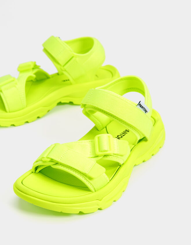 Sandália técnica em néon | €32,99