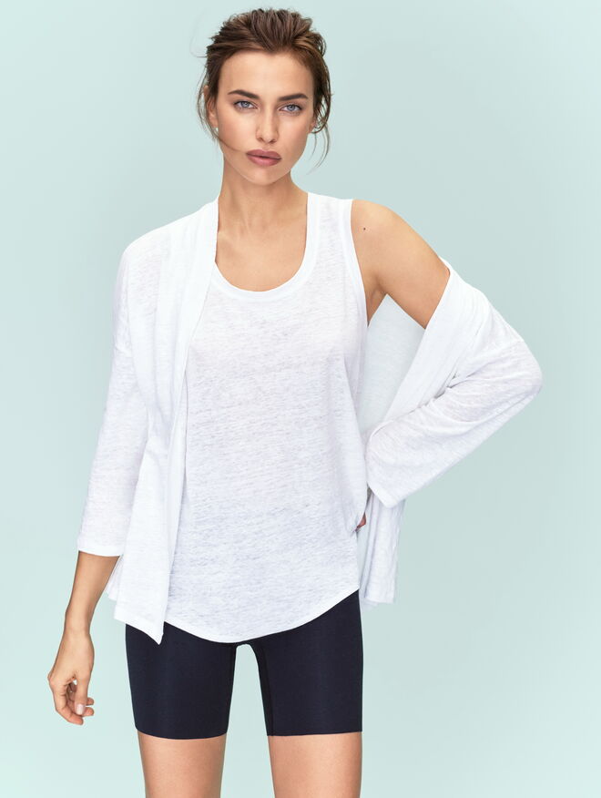 Irina Shayk é a nova cara da coleção em seda da Intimissimi