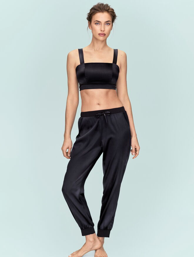 Irina Shayk é a nova cara da coleção em seda da Intimissimi