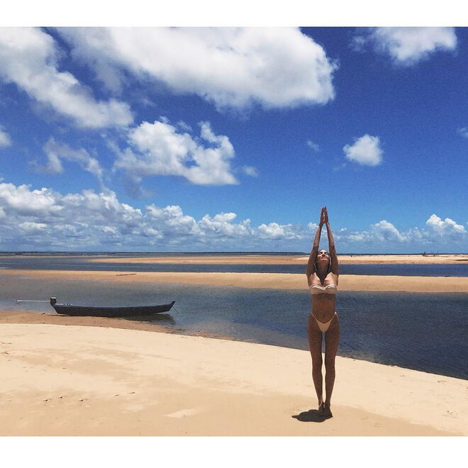 A modelo Candice Swanepoel de férias no Brasil 