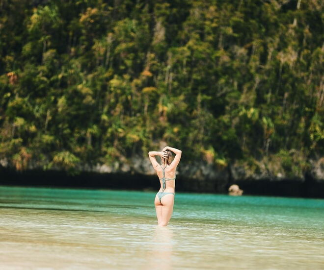 Jules Hough a aproveitar a praia e a paisagem na Indonésia