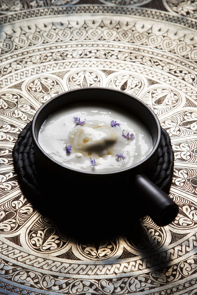 Língua de bacalhau, espuma de amêijoas e macadâmia