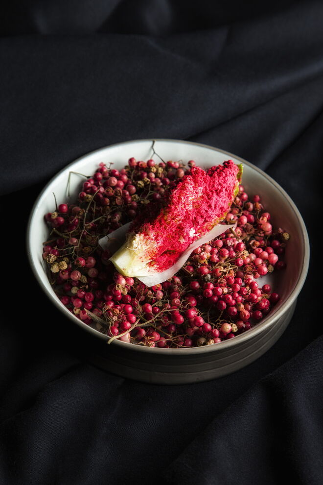Salada mista: anchovas, trufa preta e parmesão