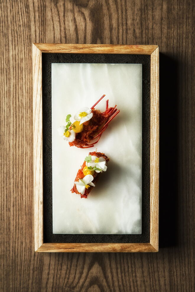 Talking head: tártaro de carabineiro, cabeça desidratada, especiarias e lima