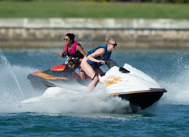 Priyanka Chopra e Sophie Turner a divertirem-se com motas de água, em Miami