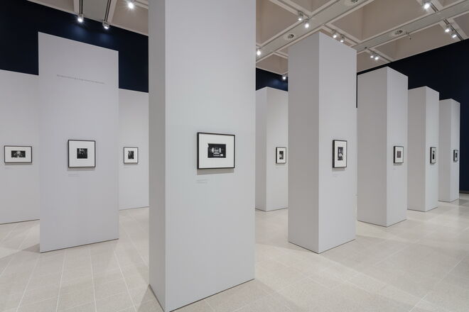 O interior da exposição Diane Arbus: in the Beginning, na Hayward Gallery, em Londres.