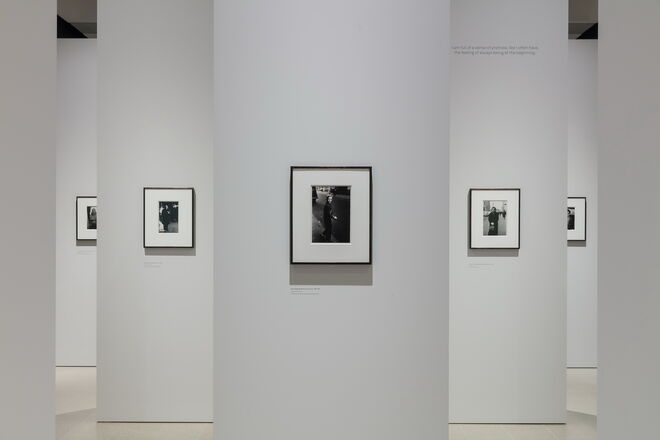 O interior da exposição Diane Arbus: in the Beginning, na Hayward Gallery, em Londres.