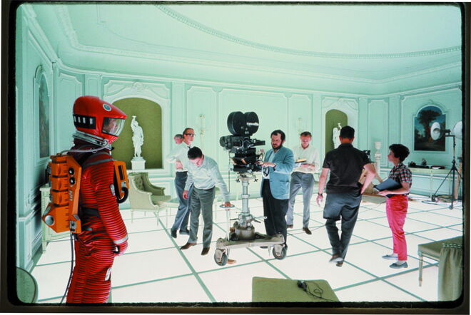 Stanley Kubrick nos bastidores das filmagens de 2001: Odisseia no Espaço, 1965–68. Stanley Kubrick: The Exhibition, no Design Museum, em Londres.