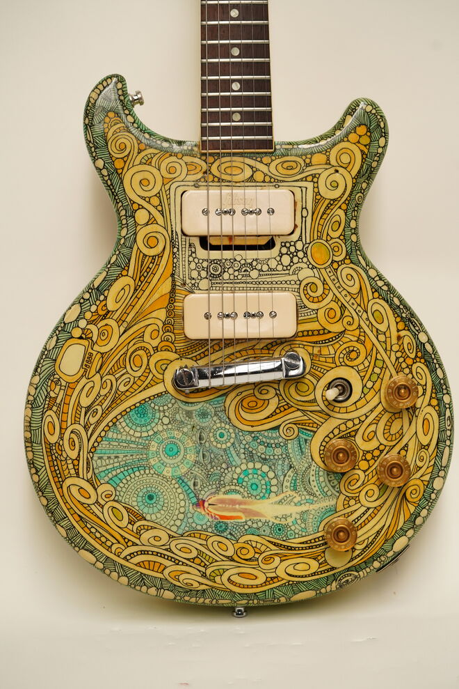 Guitarra elétrica Les Paul Special, Gibson Guitar Corp., 1961. Pintada por Bob Cantrell. Steve Miller mandou pintar esta guitarra pelo arrtista de pranchas de surf Bob Cantrell e usou-a em performances ao vivo durante a década de 1970. 