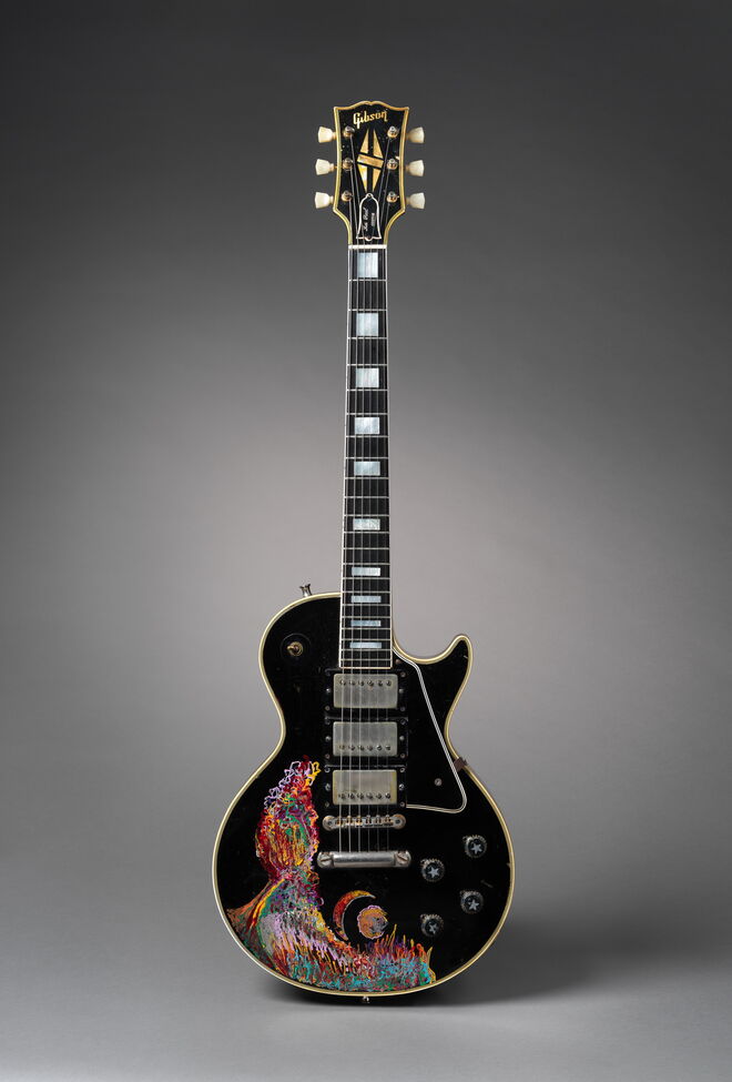 Guitarra elétrica Les Paul Custom, guitarra Gibson Corp., 1957; pintada por Keith Richards, 1968. Keith Richards tocou e pintou esta guitarra durante as Rolling Stones’ Beggar’s Banquet sessions, em 1968. Coleção deKeith Richards