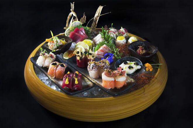 Omakasse freestyle, 32 unidades de degustação selecionada pelo chef com sushi e sashimi 