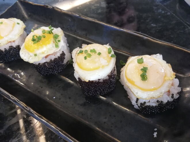 Soft shell crab, oito unidades uramaki de tempura caranguejo, ovo de codorniz trufado, sésamo, cebolinho, queijo creme, ovas tobiko e flor de sal 