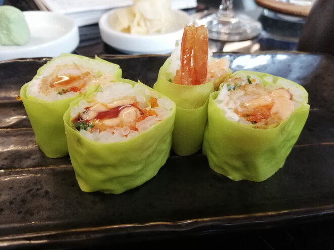 Hossomaki stick ebi, rolo de camarão tempura, ovas tobiko, cream cheese e cebolinho