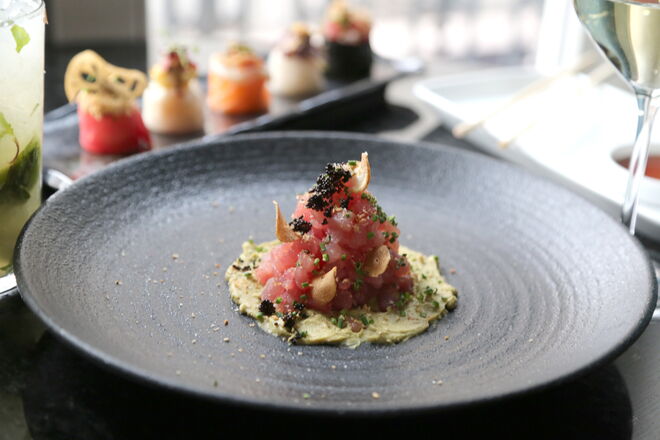 Tartar de atum chutoro, com abacate, cebolinha, sésamo, chips de alho e ovas tobiko black 