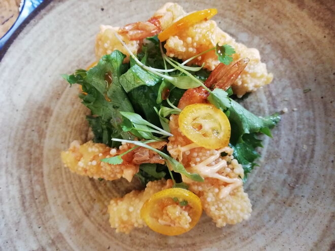 Ebi spicy, tempura de camarão, alface massage arare e molho picante 