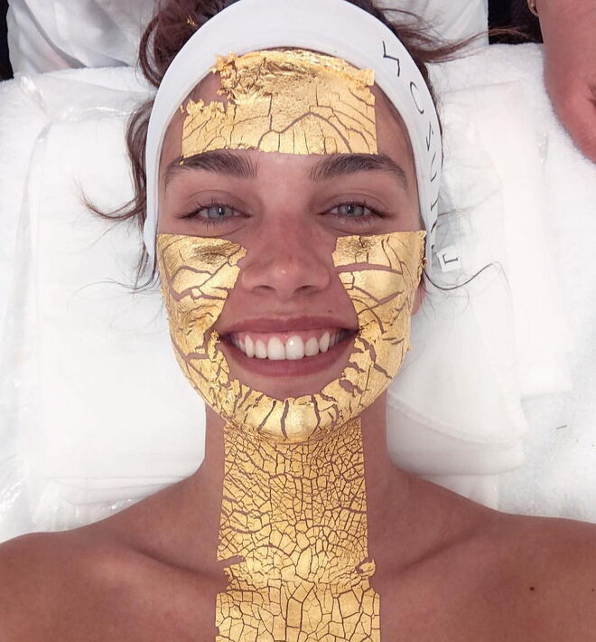 Sara Sampaio a usar a Pure Gold Mask