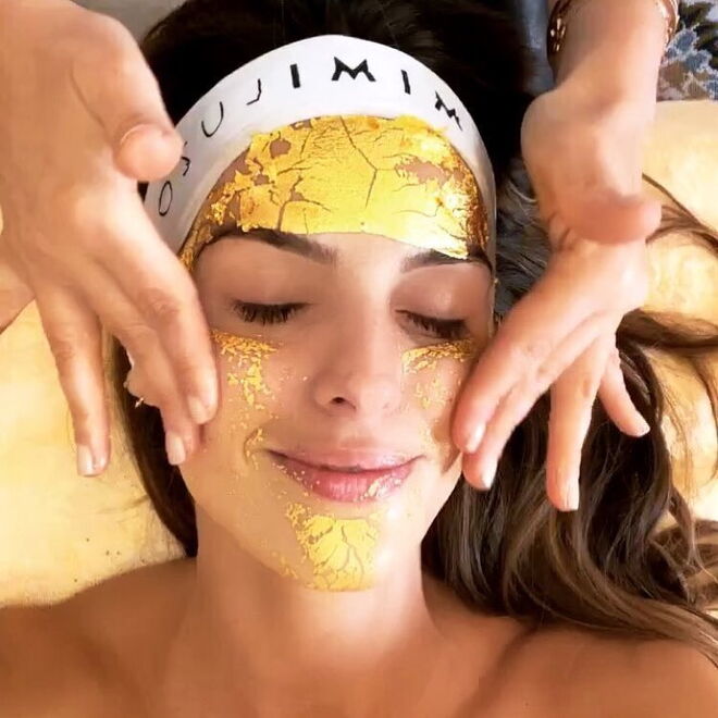 Izabel Goulart a usar a Pure Gold Mask