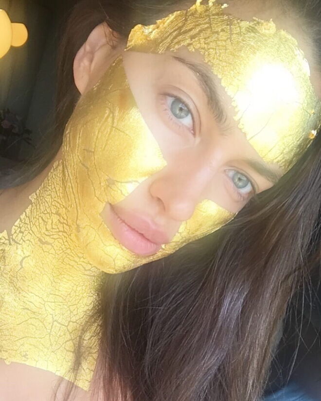 Irina Shayk a usar a Pure Gold Mask
