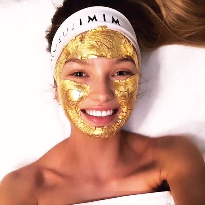 Romee Strijd a usar a Pure Gold Mask