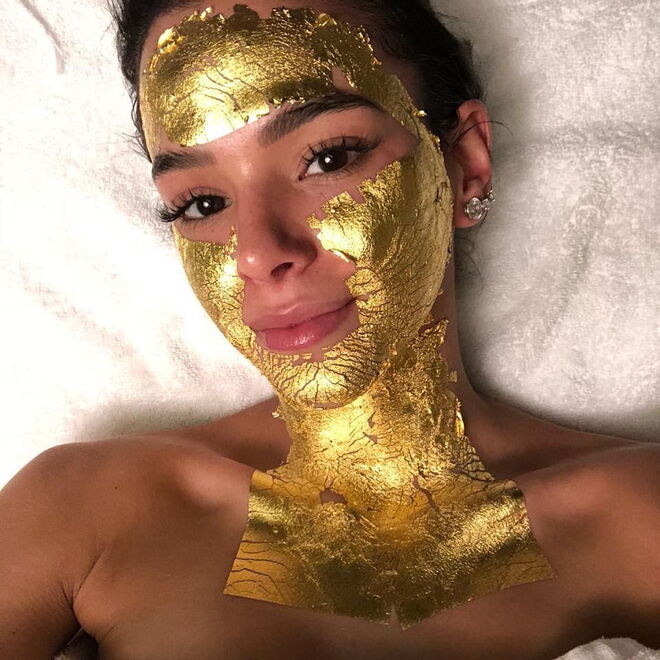 Bruna Marquezine a usar a Pure Gold Mask