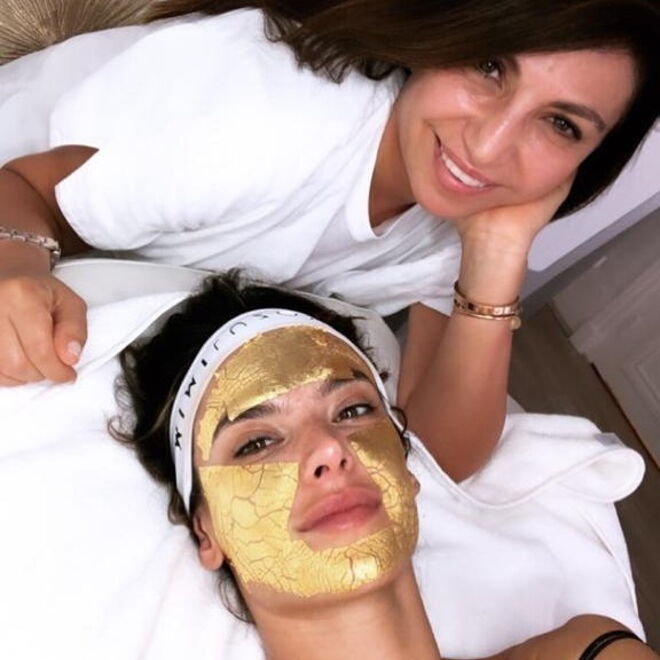 Alessandra Ambrosio a usar a Pure Gold Mask