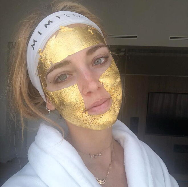 Chiara Ferragni a usar a Pure Gold Mask