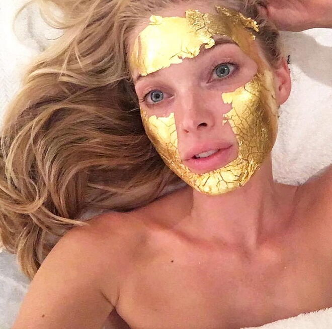 Elsa Hosk a usar a Pure Gold Mask