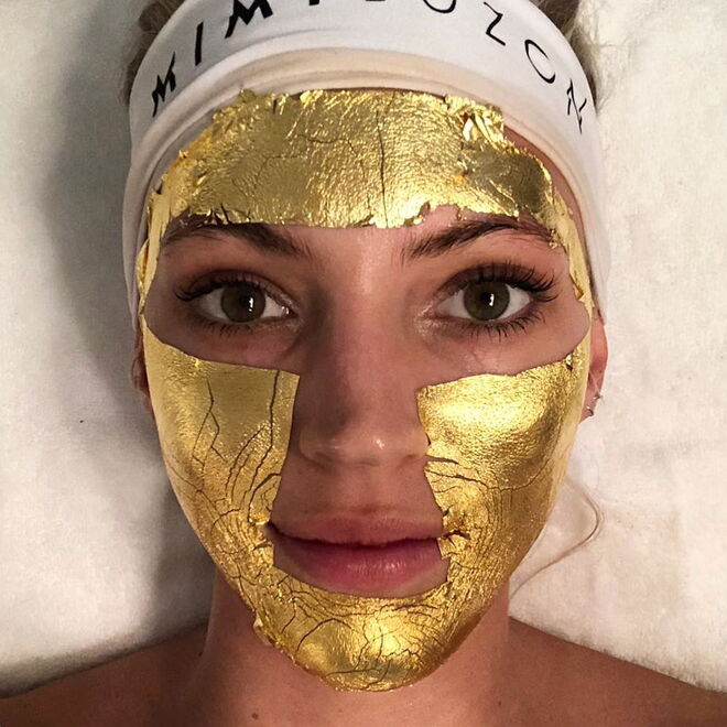 Devon Windsor a usar a Pure Gold Mask