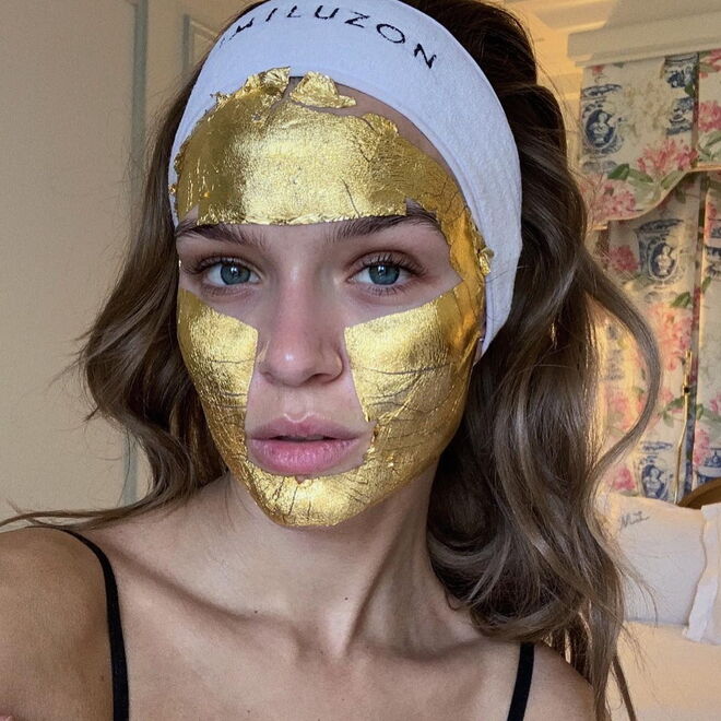 Josephine Skiver a usar a Pure Gold Mask