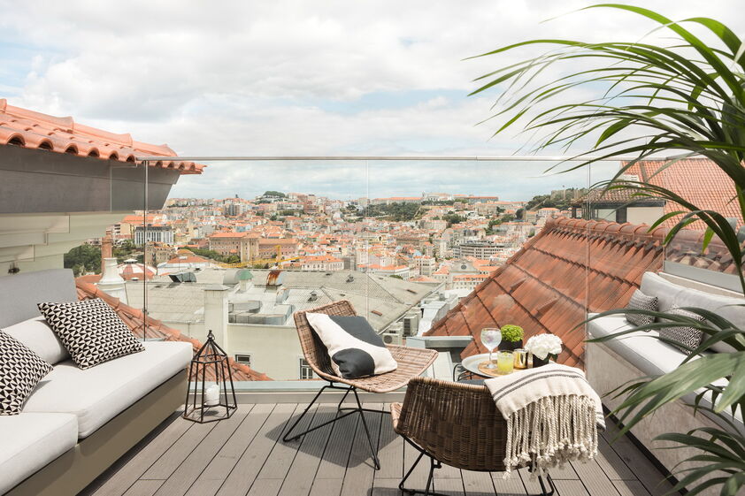 Provar a nova carta do Lumi Rooftop com Lisboa em frente