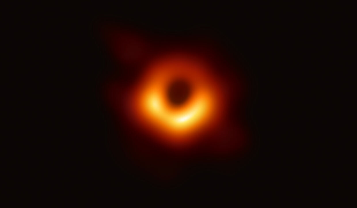 A primeira imagem captada de um buraco negro
