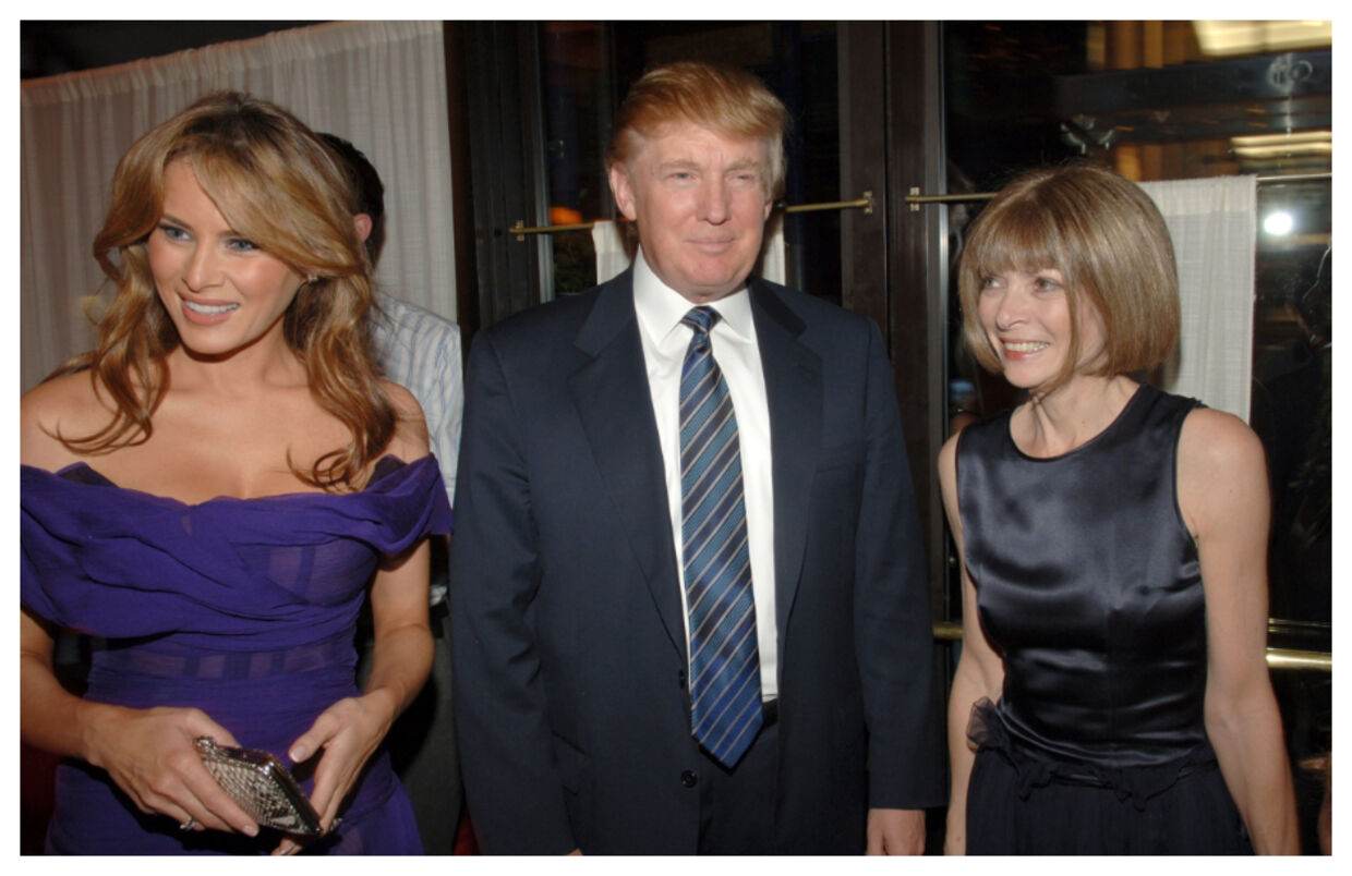 Melania Trump ao lado do Presidente Donald Trump, e a directora da Vogue norte-americana Anna Wintour