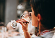 Beber vinho regularmente é tão mau quanto fumar