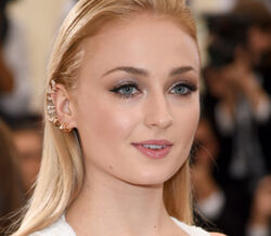 Sophie Turner revela ganhar três vezes menos que Kit Harington em 'A Guerra dos Tronos'