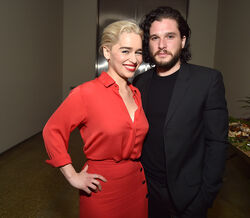 Brad Pitt quis pagar 106 mil euros para ver ‘A Guerra dos Tronos’ com Emilia Clarke