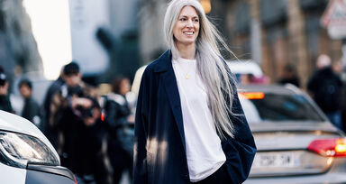 Sem medo dos cabelos cinza 