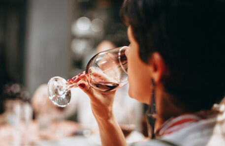 Beber vinho regularmente é tão mau quanto fumar