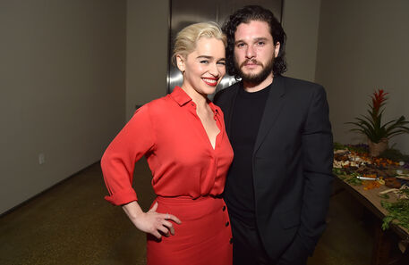 Brad Pitt quis pagar 106 mil euros para ver ‘A Guerra dos Tronos’ com Emilia Clarke