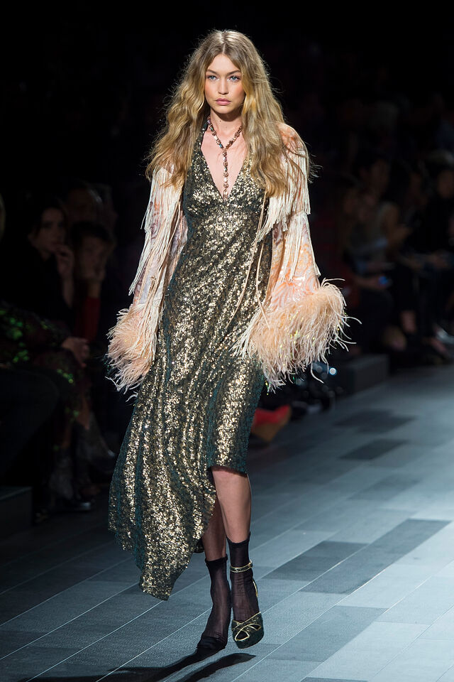 Gigi Hadid continua o desfile como se nada tivesse acontecido