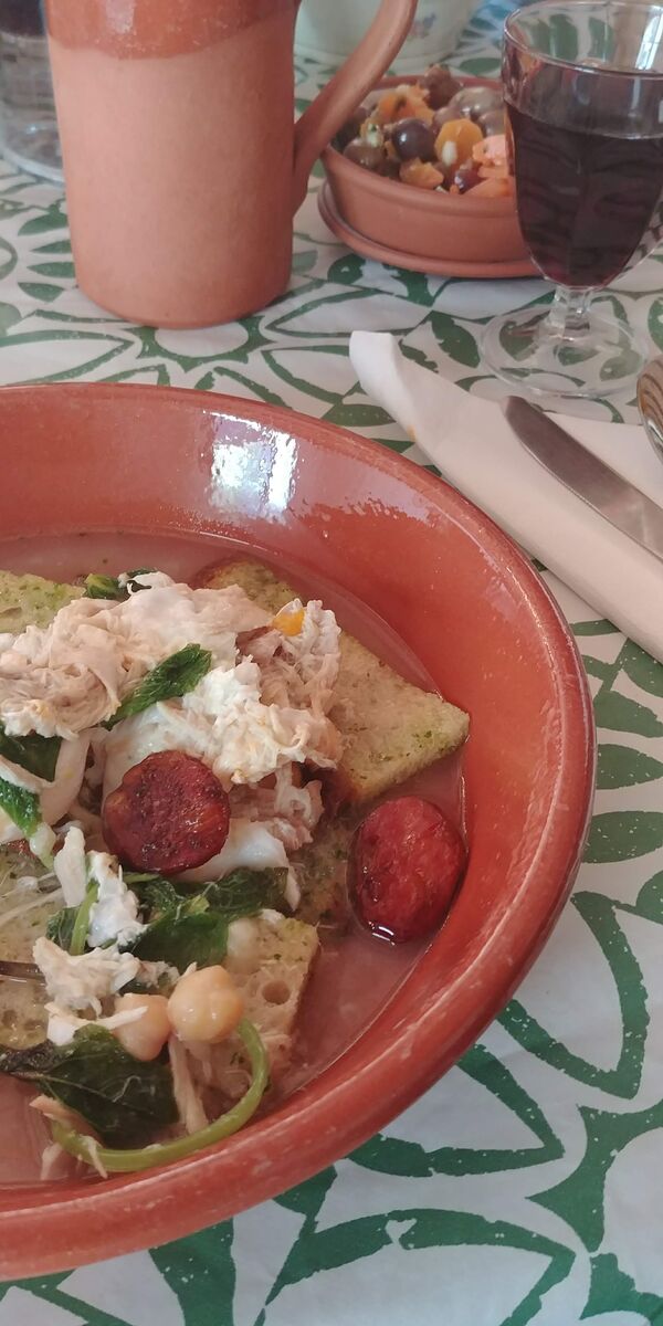 Quinta Eventos, onde é possível realizar um workshop de pão com Josefina Saias: açorda de galinha com grão e chouriço