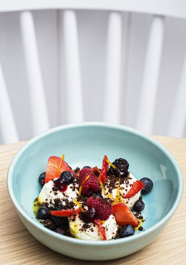 Cheesecake de cacau, frutos vermelhos e zest de laranja