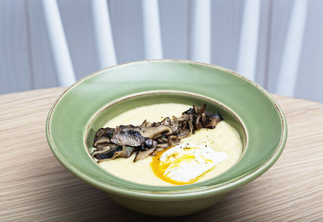 Polenta, ovos escalfados e cogumelos