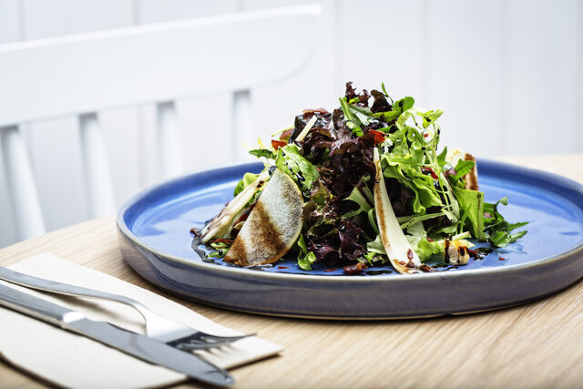 Salada de pera, presunto crocante, parmesão e frutos secos caramelizados