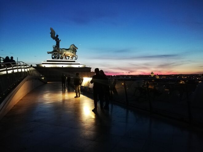O Monumento a Vittorio Emanuele II possui a Terrazza del Vittoriano com acesso por elevador panorâmico