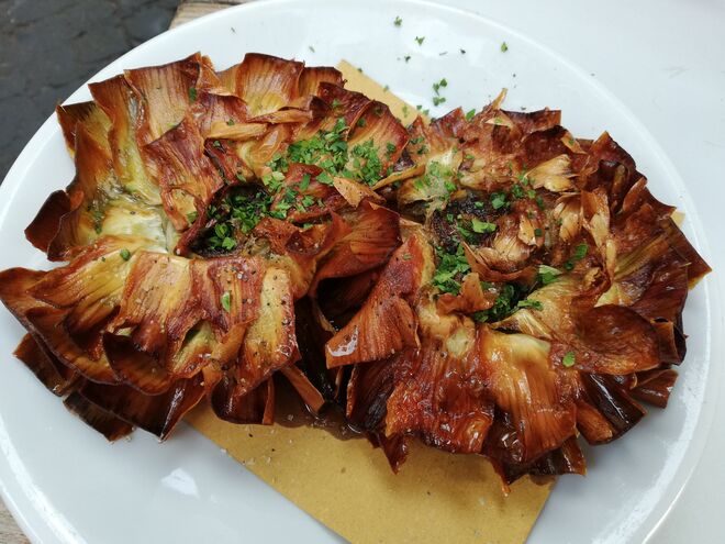 O carciofo alla Giudia, a viciante alcachofra em formato de chips, do restaurante Tonnarello, em Trastevere