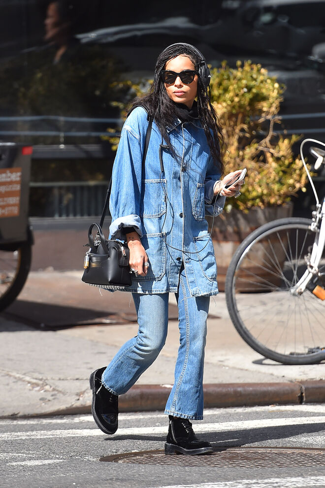 Com um look denim-on-denim