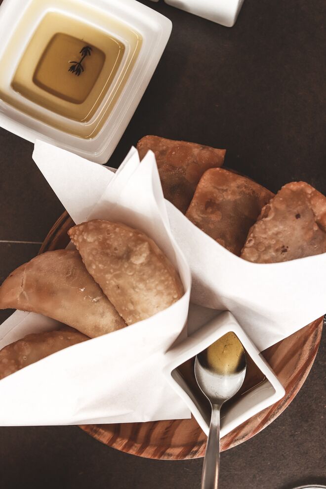 Pasteis brasileiros de carne e de queijo do Restaurante Espelho d’Água